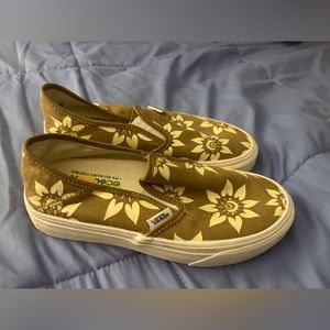 Brand New Vans sneakers size 3 for girls.